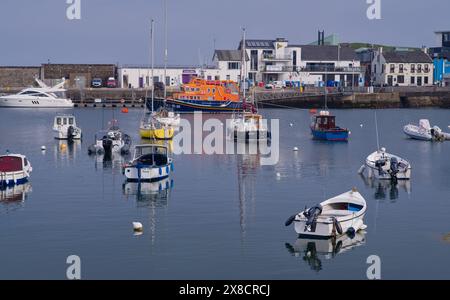 Port de Portrush avec canot de sauvetage amarré Banque D'Images