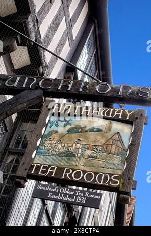 Panneau en bois suspendu pour le Hathaway Tea Rooms High Street, Stratford upon Avon, Angleterre, Royaume-Uni Banque D'Images