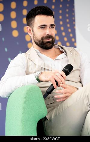 Dogliani, Italie, 24 mai 2024. Le chef et présentateur de télévision Roberto Valbuzzi tout en participant à la treizième édition du Festival della TV. Crédit : Luca Prestia / Alamy Live News Banque D'Images