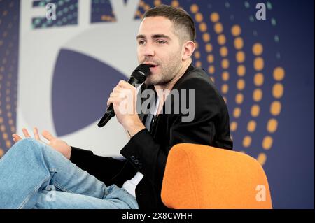 Dogliani, Italie, 24 mai 2024. L'acteur italien, présentateur de télévision, écrivain et commentateur Tommaso Zorzi sur scène lors de la treizième édition du Dogliani Festival della TV. Crédit : Luca Prestia / Alamy Live News Banque D'Images