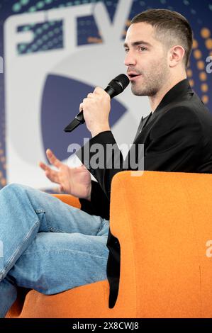 Dogliani, Italie, 24 mai 2024. L'acteur italien, présentateur de télévision, écrivain et commentateur Tommaso Zorzi sur scène lors de la treizième édition du Dogliani Festival della TV. Crédit : Luca Prestia / Alamy Live News Banque D'Images