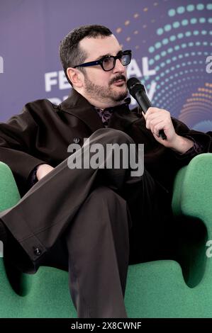 Dogliani, Italie, 24 mai 2024. L'animateur et commentateur italien de la télévision et de la radio Costantino della Gherardesca à la treizième édition du Festival della TV. Crédit : Luca Prestia / Alamy Live News Banque D'Images