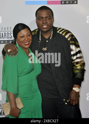 24 mai 2024 - Los Angeles, Californie, États-Unis - le rappeur SEAN KINGSTON et sa mère ont été arrêtés pour fraude et vol après que la résidence de la star en Floride du Sud a été perquisitionnée par une équipe du SWAT jeudi matin, ont annoncé les autorités. PHOTO DU DOSSIER : 18 novembre 2012, Los Angeles, Californie, États-Unis : Sean kingston et sa mère au 40e anniversaire des American Music Awards. (Crédit image : © D. long/ZUMA Wire) USAGE ÉDITORIAL SEULEMENT! Non destiné à UN USAGE commercial ! Banque D'Images