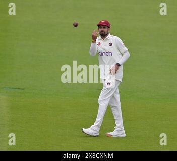 NORTHAMPTON, ROYAUME-UNI. 24 mai 2024. Siddharth Kaul du Northamptonshire lors du match de la division deux du Championnat Vitality County entre le Northamptonshire et le Yorkshire le 24 mai au County Ground de Northampton, Angleterre crédit : PATRICK ANTHONISZ/Alamy Live News Banque D'Images