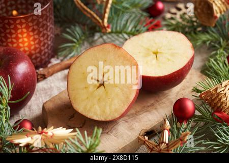 Pomme fraîche coupée en deux avec une étoile au milieu - vieille coutume de Noël Banque D'Images