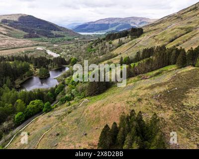 Vue aérienne par drone depuis Clachaig vers le village de Glencoe et le lieu de tournage de Hagrids Hut Banque D'Images