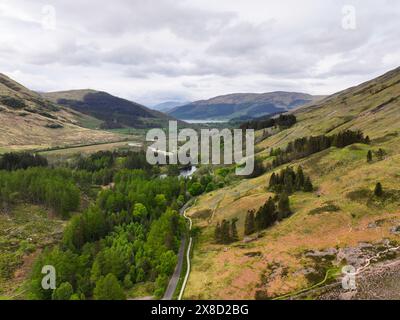 Vue aérienne par drone depuis Clachaig vers le village de Glencoe et le lieu de tournage de Hagrids Hut Banque D'Images
