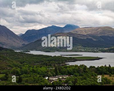 Vue aérienne par drone du Loch Leven depuis Ballachulish Banque D'Images