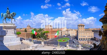 Horizon de Rome. Vue depuis l'autel de la Patrie ou Vittoriano : au centre de la place de Venise et sur le côté la statue équestre en bronze. Banque D'Images