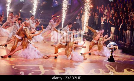 Cologne, Allemagne. 24 mai 2024. Les finalistes, Detlef d! Soost (G-d), entraîneur, avec Ekaterina Leonova, danseuse professionnelle, Jana Wosnitza, journaliste sportif, avec Vadim Garbuzov, danseur professionnel, et Gabriel Kelly, chanteur, avec Malika Dzumaev, danseuse professionnelle, dansez pour le titre 'Dancing Star 2024' dans la finale de la 17ème saison du spectacle de danse RTL 'Let's Dance' au Coloneum. Crédit : Rolf Vennenbernd/dpa/Alamy Live News Banque D'Images