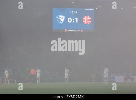 Sport, football, première ligue allemande, deuxième ligue allemande, 2023/2024, match de relégation à la saison 2024/2025, première manche, stade Vonovia Ruhr de Bochum, VfL Bochum v. Fortuna Duesseldorf 0-3, tableau de bord dans la brume et la fumée, fans de football de Duesseldorf Fire pétards et pyrotechnie, LA RÉGLEMENTATION DFL INTERDIT TOUTE UTILISATION DE PHOTOGRAPHIES COMME SÉQUENCES D'IMAGES ET/OU QUASI-VIDÉO Banque D'Images