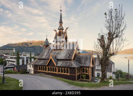 Sognefjord Landmark, une église en bois 'anglais', St Olaf, Balestrand, Norvège i(n mémoire de Margaret Green) a des têtes de dragon construites dans l'architecture. Banque D'Images