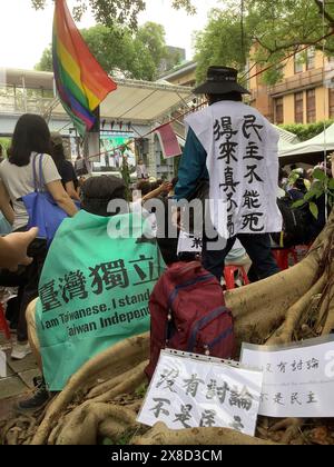 Taipeh, Taiwan. 24 mai 2024. Plus de 100 000 personnes ont manifesté devant le bâtiment principal du parlement taïwanais à Taipei, réclamant la transparence du processus législatif et la protection de la démocratie. Crédit : Yu-Tzu Chiu/dpa/Alamy Live News Banque D'Images