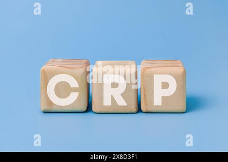 Bloc en bois sur fond bleu avec lettrage CRP signifie Medical and C-Reactive Protein test concept Banque D'Images