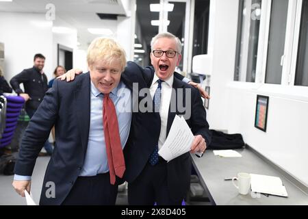 Londres, Royaume-Uni. 13 décembre 2019. Image © concédée sous licence à Parsons Media. 13/12/2019. Londres, Royaume-Uni. Boris Johnson remporte les élections générales de 2019. Boris Johnson le soir des élections. Les membres du Cabinet dans la salle verte attendant de monter sur scène lors d'un rassemblement au centre QEII après que le premier ministre britannique Boris Johnson ait obtenu la majorité générale aux élections générales de 2019. Boris et Michael Gove photo par crédit : andrew parsons/Alamy Live News Banque D'Images