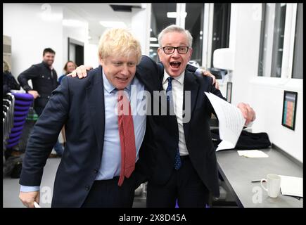 Londres, Royaume-Uni. 13 décembre 2019. Image © concédée sous licence à Parsons Media. 13/12/2019. Londres, Royaume-Uni. Boris Johnson le soir des élections. Le premier ministre britannique Boris Johnson a été félicité par Michael Gove dans la salle verte avant son discours lors d'un rassemblement au centre QEII après avoir obtenu la majorité générale aux élections générales de 2019. Photo par crédit : andrew parsons/Alamy Live News Banque D'Images