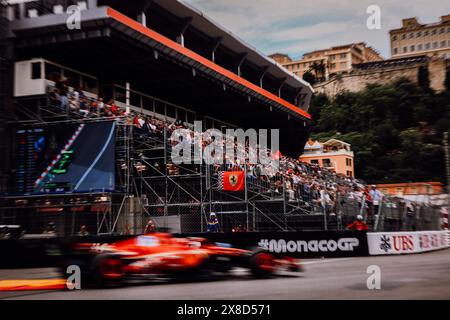 © SPORTPIXPRESS/MAXPPP, Monaco. 24 mai 2024. Les fans DU GRAND PRIX DE MONACO Ferrari DE FORMULE 1 sur le stand avec un drapeau crédit : MAXPPP/Alamy Live News Banque D'Images