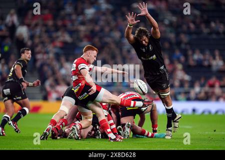 Caolan Englefield du Gloucester Rugby frappe le ballon alors qu'Eben Etzebeth du Hollywoodbet Sharks tente de bloquer lors de la finale de L'EPCR Challenge Cup au Tottenham Hotspur Stadium, à Londres. Date de la photo : vendredi 24 mai 2024. Banque D'Images