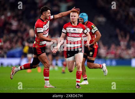 Caolan Englefield de Gloucester Rugby célèbre après avoir réussi à frapper un penalty avec Adam Hastings (à gauche) lors de la finale de L'EPCR Challenge Cup au Tottenham Hotspur Stadium, à Londres. Date de la photo : vendredi 24 mai 2024. Banque D'Images