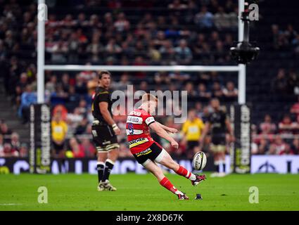 Caolan Englefield de Gloucester Rugby frappe un penalty lors de la finale de L'EPCR Challenge Cup au Tottenham Hotspur Stadium, à Londres. Date de la photo : vendredi 24 mai 2024. Banque D'Images