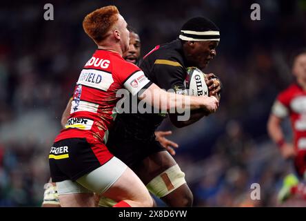 Phepsi Buthelezi des Sharks de Hollywoodbet marque un essai malgré les tentatives pour l'arrêter de Caolan Englefield de Gloucester Rugby lors de la finale de L'EPCR Challenge Cup au Tottenham Hotspur Stadium, à Londres. Date de la photo : vendredi 24 mai 2024. Banque D'Images