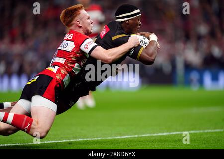 Phepsi Buthelezi des Sharks de Hollywoodbet marque un essai malgré les tentatives pour l'arrêter de Caolan Englefield de Gloucester Rugby lors de la finale de L'EPCR Challenge Cup au Tottenham Hotspur Stadium, à Londres. Date de la photo : vendredi 24 mai 2024. Banque D'Images