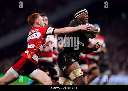 Phepsi Buthelezi des Sharks de Hollywoodbet marque un essai malgré les tentatives pour l'arrêter de Caolan Englefield de Gloucester Rugby lors de la finale de L'EPCR Challenge Cup au Tottenham Hotspur Stadium, à Londres. Date de la photo : vendredi 24 mai 2024. Banque D'Images