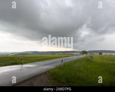 nuages d'orage sur la route dans le paysage Banque D'Images