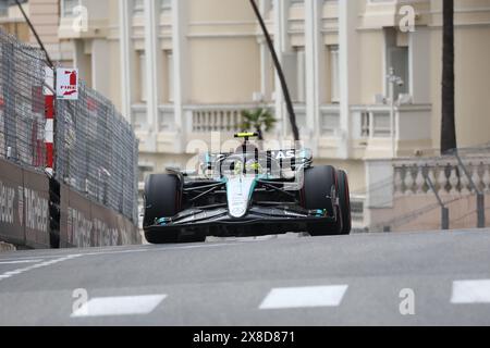 Monaco, Monaco. 24 mai 2024. Lewis Hamilton de l'écurie Mercedes AMG Petronas F1 Team en piste lors des essais avant le Grand Prix de F1 de Monaco sur le circuit de Monaco le 24 mai 2024 à Monte-Carlo, Monaco. Crédit : Marco Canoniero/Alamy Live News Banque D'Images