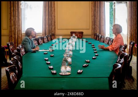 Londres, Royaume-Uni. 14 juillet 2016. Image © concédée sous licence à Parsons Media. 14/07/2016. Londres, Royaume-Uni. Theresa May premier jour au bureau. La nouvelle première ministre britannique Theresa May arrive pour la première fois à No1o Downing Street en tant que première ministre. Theresa May dans la salle du Cabinet nommant Andrea Leadsom députée Secrétaire d'État à l'environnement, à l'alimentation et aux Affaires rurales photo par crédit : andrew parsons/Alamy Live News Banque D'Images