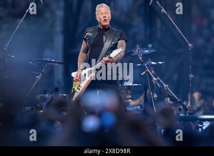 Munich, Allemagne. 24 mai 2024. James Hetfield, chanteur et guitariste, du groupe de metal américain Metallica monte sur scène au stade olympique. Le groupe joue dans le cadre de leur 'M72 World Tour'. Crédit : Sven Hoppe/dpa/Alamy Live News Banque D'Images