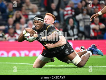 Tottenham Hotspur Stadium, Londres, Royaume-Uni. 24 mai 2024. Finale de l'European Challenge Cup Rugby, Gloucester contre Hollywoodbet Sharks ; Phepsi Buthelezi de Hollywoodbet Sharks marque un essai sous la pression de Caolan Englefield de Gloucester Credit : action plus Sports/Alamy Live News Banque D'Images