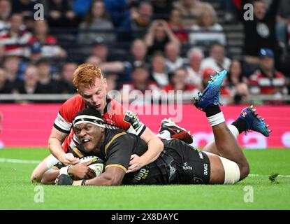 Tottenham Hotspur Stadium, Londres, Royaume-Uni. 24 mai 2024. Finale de l'European Challenge Cup Rugby, Gloucester contre Hollywoodbet Sharks ; Phepsi Buthelezi de Hollywoodbet Sharks marque un essai sous la pression de Caolan Englefield de Gloucester en 27e minute pour 8-3 à Sharks Credit : action plus Sports/Alamy Live News Banque D'Images