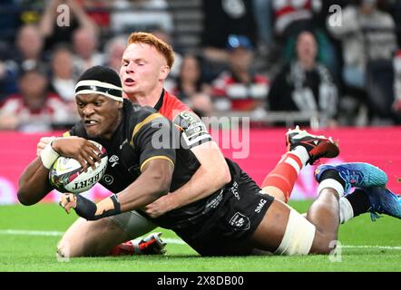 Tottenham Hotspur Stadium, Londres, Royaume-Uni. 24 mai 2024. Finale de l'European Challenge Cup Rugby, Gloucester contre Hollywoodbet Sharks ; Phepsi Buthelezi de Hollywoodbet Sharks marque un essai sous la pression de Caolan Englefield de Gloucester Credit : action plus Sports/Alamy Live News Banque D'Images