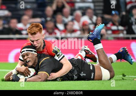 Tottenham Hotspur Stadium, Londres, Royaume-Uni. 24 mai 2024. Finale de la Challenge Cup de rugby, Gloucester contre Hollywoodbet Sharks ; hepsi Buthelezi de Hollywoodbet Sharks marque un essai sous la pression de Caolan Englefield de Gloucester à la 27e minute pour 8-3 à Sharks Credit : action plus Sports/Alamy Live News Banque D'Images