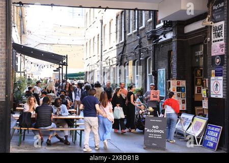 Le quartier coloré et animé de Brick Lane, le dimanche jour du marché, au soleil de début d'été, à l'est de Londres, Royaume-Uni Banque D'Images