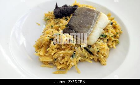 Bacalhau a bras, morue salée réhydratée rôtie avec une garniture de pommes de terre râpées, œufs et pâte d'olives, version d'un plat traditionnel Banque D'Images