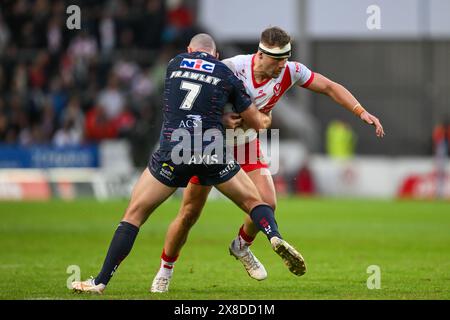 Matty Lees de tous Helens est affronté par Matt Frawley de Leeds Rhinos lors du match de la Betfred Super League Round 12 St Helens vs Leeds Rhinos au Totally Wicked Stadium, St Helens, Royaume-Uni, 24 mai 2024 (photo Craig Thomas/News images) en, le 24/05/2024. (Photo de Craig Thomas/News images/SIPA USA) crédit : SIPA USA/Alamy Live News Banque D'Images