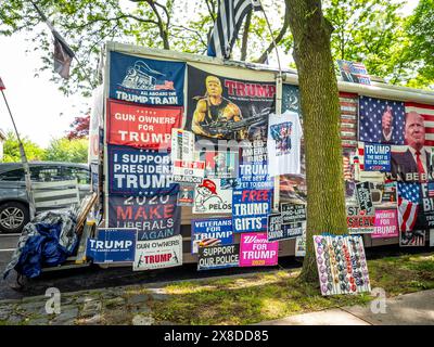 New York, New York, États-Unis. 23 mai 2024. Un camping-car rempli de marchandises Trump est garé à l'extérieur du parc qui tient le rallye. En dehors d’un rassemblement de Donald Trump dans le Bronx, New York, alors qu’un permis a été délivré pour 3 500 personnes, différents points de vente estiment la fréquentation allant de 4 000 à 35.000, déclenchant des conversations en raison de l’écart. En dehors de l'événement étiqueté se trouvaient des personnages des deux côtés, y compris des manifestants. (Crédit image : © Carlos Chiossone/ZUMA Press Wire) USAGE ÉDITORIAL SEULEMENT! Non destiné à UN USAGE commercial ! Banque D'Images