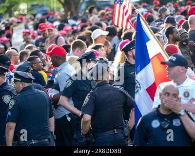 New York, New York, États-Unis. 23 mai 2024. La police crée une barrière humaine entre les groupes de manifestants pro-palestiniens et pro-israéliens. En dehors d’un rassemblement de Donald Trump dans le Bronx, New York, alors qu’un permis a été délivré pour 3 500 personnes, différents points de vente estiment la fréquentation allant de 4 000 à 35.000, déclenchant des conversations en raison de l’écart. En dehors de l'événement étiqueté se trouvaient des personnages des deux côtés, y compris des manifestants. (Crédit image : © Carlos Chiossone/ZUMA Press Wire) USAGE ÉDITORIAL SEULEMENT! Non destiné à UN USAGE commercial ! Banque D'Images