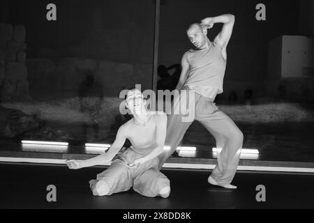 Des danseurs de la compagnie italienne Aterballetto se produisent lors de la présentation de 'Italia Danza' à la Galerie des collections royales de Madrid. 24 mai, Banque D'Images