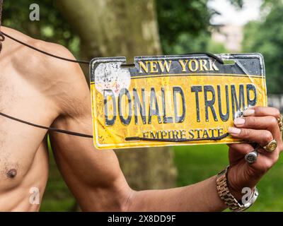 New York, New York, États-Unis. 23 mai 2024. Un homme tient une plaque d'immatriculation Donald Trump. En dehors d’un rassemblement de Donald Trump dans le Bronx, New York, alors qu’un permis a été délivré pour 3 500 personnes, différents points de vente estiment la fréquentation allant de 4 000 à 35.000, déclenchant des conversations en raison de l’écart. En dehors de l'événement étiqueté se trouvaient des personnages des deux côtés, y compris des manifestants. (Crédit image : © Carlos Chiossone/ZUMA Press Wire) USAGE ÉDITORIAL SEULEMENT! Non destiné à UN USAGE commercial ! Banque D'Images