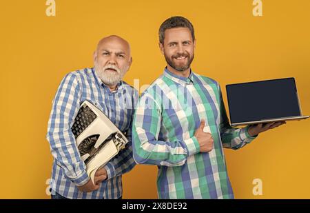 photo de l'émission de l'écrivain vs contraste avec l'ordinateur portable et la machine à écrire rétro, pouce vers le haut. Banque D'Images