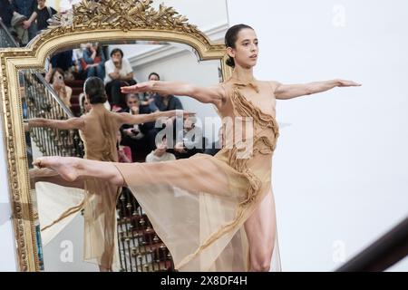 Des danseurs de la compagnie italienne Aterballetto se produisent lors de la présentation de 'Italia Danza' à la Galerie des collections royales de Madrid. 24 mai, Banque D'Images