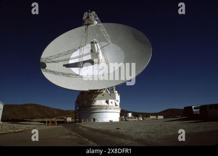 Fort Irwin, CA., États-Unis vers 1984. Le Goldstone Deep Space Communications Complex (GDSCC), communément appelé l'Observatoire Goldstone, situé à Fort Irwin dans l'État américain de Californie. Exploité par le Jet propulsion Laboratory (JPL) de la NASA, pour suivre et communiquer avec les missions spatiales interplanétaires. Il est nommé d'après Goldstone, en Californie, une ville fantôme minière d'or à proximité. La plus grande, une antenne Cassegrain de 70 mètres (230 pieds), est utilisée pour la communication avec les missions spatiales vers les planètes extérieures, comme le vaisseau spatial Voyager. Banque D'Images