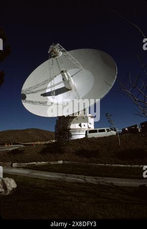 Fort Irwin, CA., États-Unis vers 1984. Le Goldstone Deep Space Communications Complex (GDSCC), communément appelé l'Observatoire Goldstone, situé à Fort Irwin dans l'État américain de Californie. Exploité par le Jet propulsion Laboratory (JPL) de la NASA, pour suivre et communiquer avec les missions spatiales interplanétaires. Il est nommé d'après Goldstone, en Californie, une ville fantôme minière d'or à proximité. La plus grande, une antenne Cassegrain de 70 mètres (230 pieds), est utilisée pour la communication avec les missions spatiales vers les planètes extérieures, comme le vaisseau spatial Voyager. Banque D'Images