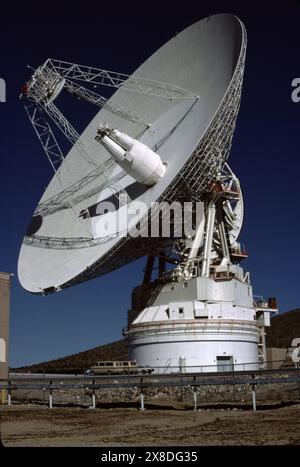 Fort Irwin, CA., États-Unis vers 1984. Le Goldstone Deep Space Communications Complex (GDSCC), communément appelé l'Observatoire Goldstone, situé à Fort Irwin dans l'État américain de Californie. Exploité par le Jet propulsion Laboratory (JPL) de la NASA, pour suivre et communiquer avec les missions spatiales interplanétaires. Il est nommé d'après Goldstone, en Californie, une ville fantôme minière d'or à proximité. La plus grande, une antenne Cassegrain de 70 mètres (230 pieds), est utilisée pour la communication avec les missions spatiales vers les planètes extérieures, comme le vaisseau spatial Voyager. Banque D'Images