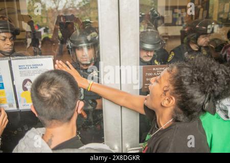 Les autorités ont dispersé le camp que les manifestants avaient mis en place ce jeudi matin ; les forces de l'ordre ont eu quelques affrontements avec les manifestants et aucune arrestation n'a été signalée. Des agents du Département de police de Los Angeles (LAPD) ont levé le camp de manifestants pro-palestiniens qui avait été installé ce jeudi matin sur le campus de l’Université de Californie à Los Angeles (UCLA). A partir de 8h00 ce jeudi, un groupe de manifestants a commencé à ériger des barricades dans la cour de Kerckhoff, près de Moore Hall, qui bloquaient l'accès à une partie du campus, et qui était gardée par plusieurs personnes portant un c vif Banque D'Images