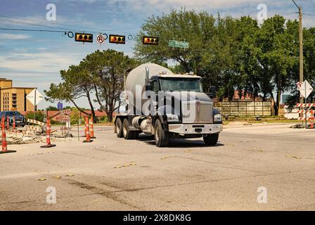 Dallas, États-Unis - 24 avril 2023 : Tiseo Paving Company Kenworth vue avant du camion malaxeur à béton Banque D'Images