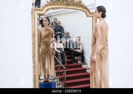 Madrid, Espagne. 24 mai 2024. Des danseurs de la compagnie italienne Aterballetto se produisent lors de la présentation de 'Italia Danza' à la Galerie des collections royales de Madrid. 24 mai 2024 Espagne crédit : Sipa USA/Alamy Live News Banque D'Images